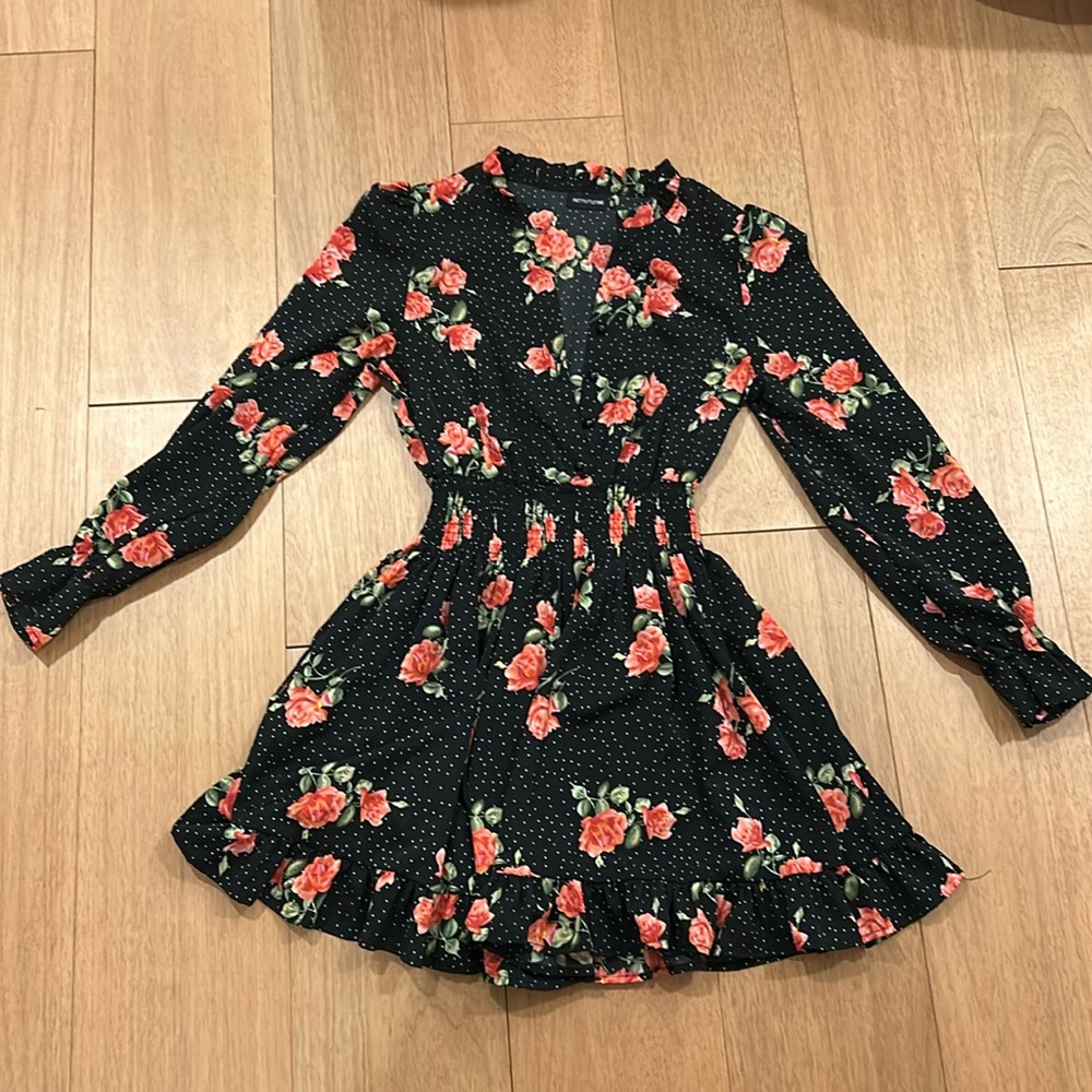 Black flowy dress with flowers 
Never worn 
Size 8
Great Condition